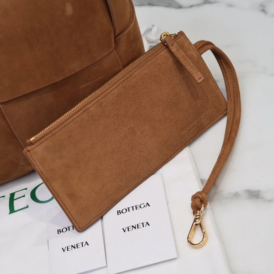 Batch 1960 BottegaVeneta# 🧷Early autumn SLIP tote handbag, the oversized woven design really makes it a huge gap from ordinary tote bags 🔗🔗The interior is matched with leather. ⛓Daniel Lee leads the brand gene to continue to evolve with fresh inspiration🧬🧬 Showing the balance between luxury and reality👉Wild green Size: 36*24*12【9892#】